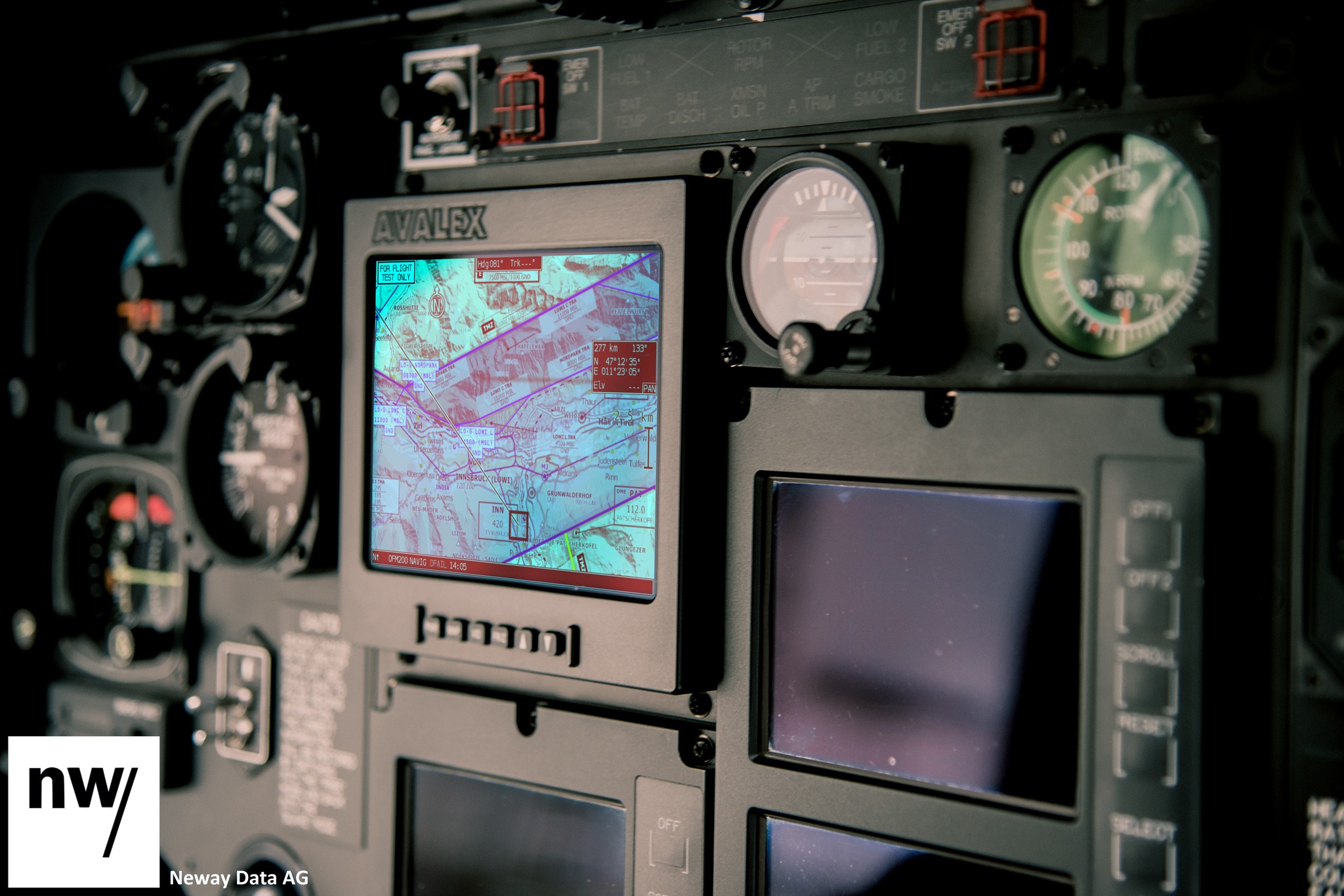 Helikopter-Cockpit mit Moving-Map-Display und Avionik-Instrumenten. © Neway