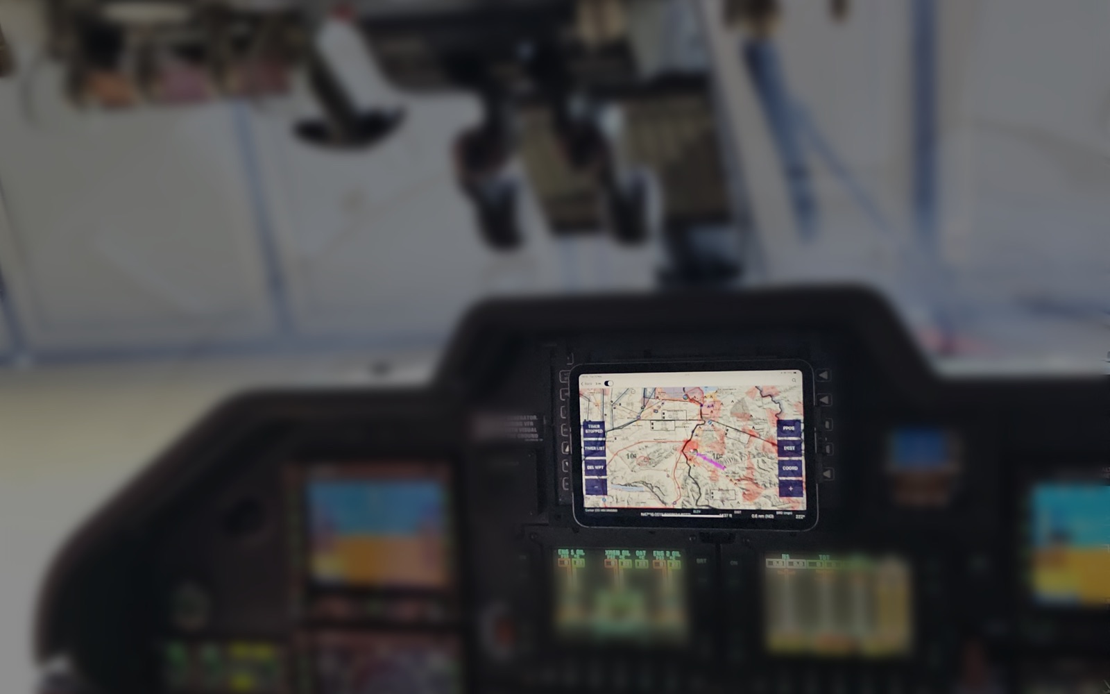 EFB Max im Cockpit: iPad über dem Bestandsdisplay mit Moving Map. © Neway