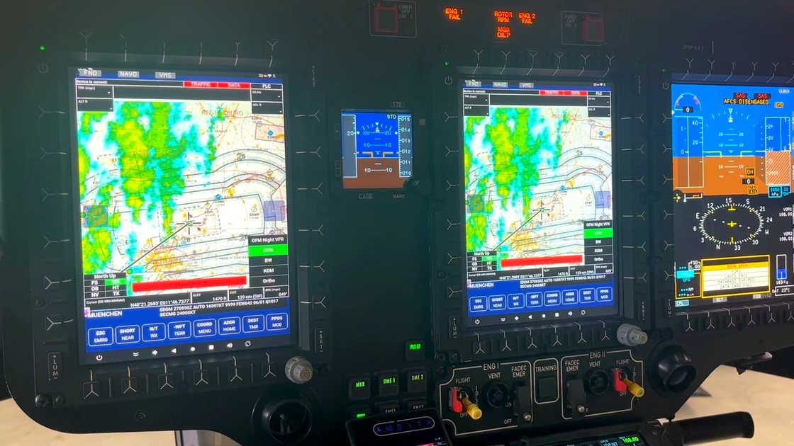 Cockpit einer Rettungsmaschine: NavPad-Software auf beiden Helionix-Multifunktionsdisplays mit Wetterlage. © ADAC Luftrettung / P. Himmelreich
