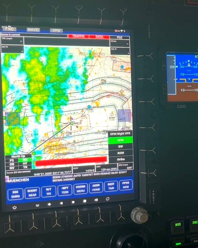 NavPad OG mit Niederschlagsradar im Helionix-Cockpit. © ADAC Luftrettung / P. Himmelreich
