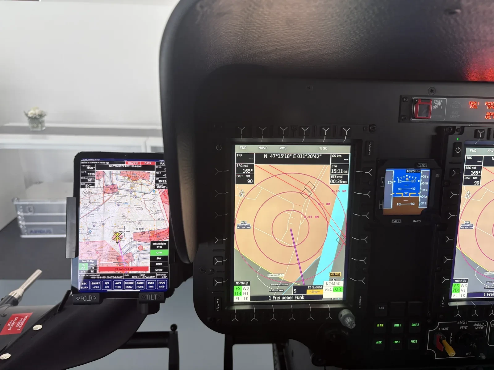 Cockpit einer Rettungsmaschine: NavPad auf dem iPad neben derselben NavPad-Software nativ auf den Helionix-Multifunktionsdisplays. © ADAC Luftrettung / P. Himmelreich