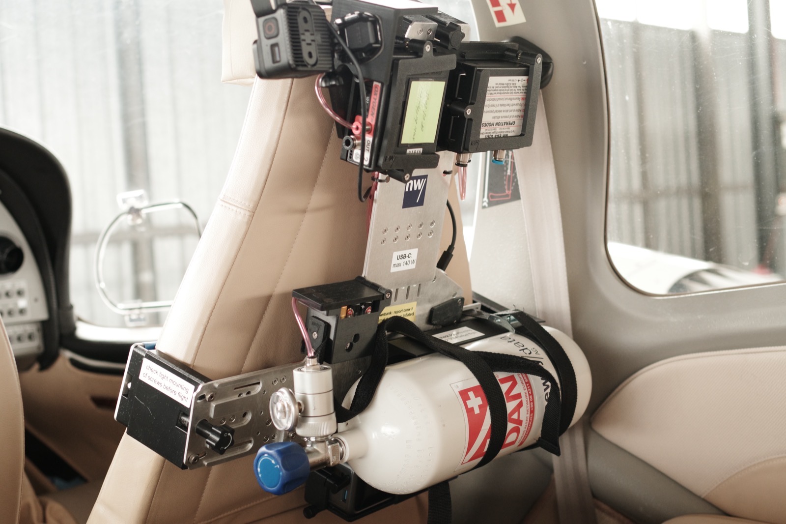 Ascend Pack O2 Holder mit Sauerstoffflasche im Cockpit montiert. © Neway