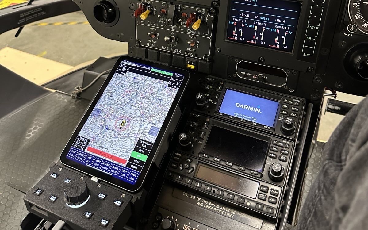 iPad mini Control Box im Testflug, montiert neben den Garmin-Geräten. © Neway